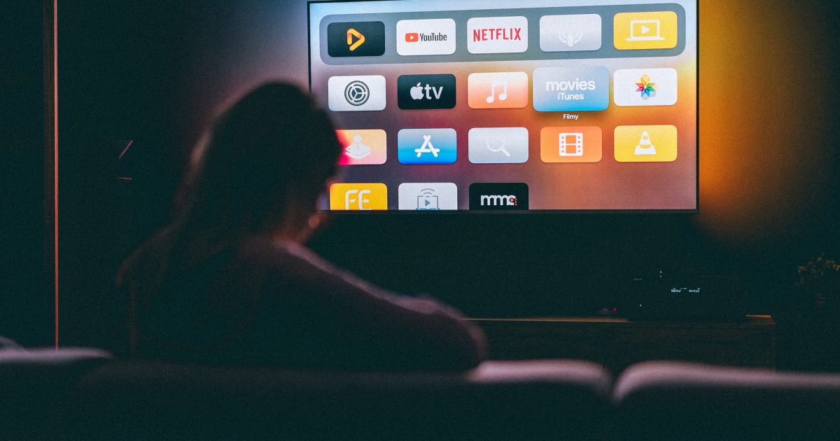 5 Smart TVs to Transform Your Living Room Into a Cinema Experience